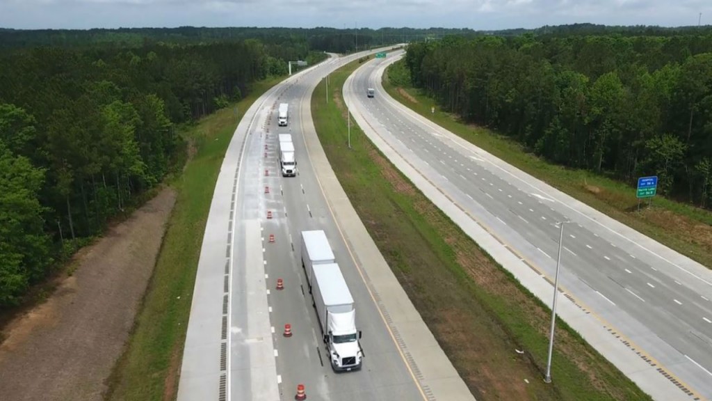 Volvo Trucks, FedEx demo platooning on North Carolina highway