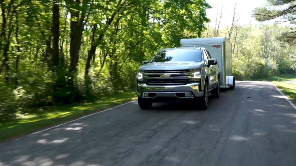 The all-new 2019 Silverado 1500 will introduce four levels of towing features to provide customers more confidence, better visibility, easier hitching and improved connectivity between the truck and trailer.