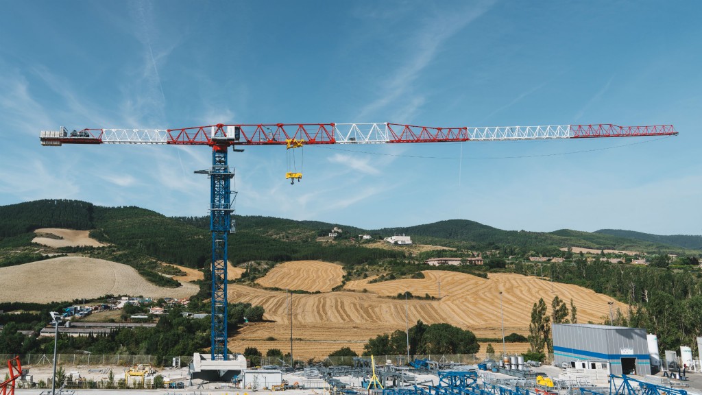 The new 21LC1050 tower crane has a maximum reach of 80 metres and has a new counterjib design with 6 different configurations.