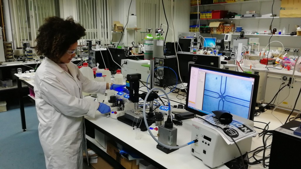 Dr Livia Ribeiro de Souza using a Dolomite Microfluidics system.