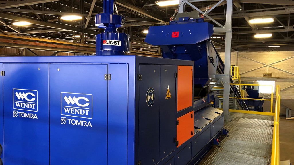 At the heart of the sorting circuit currently lies two TOMRA sensor-based sorters – COMBISENSE and X-TRACT – for metals cleaning, mixed metals sorting, aluminum upgrading and quality control of various shredded aluminum feed material. 