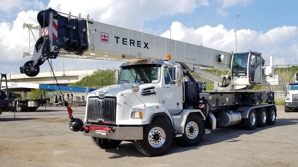 The Terex Crossover 8000 boom truck crane features a 126 ft (38.4 m) fully synchronous telescopic boom and has a 80 USt (72.4 tonne) maximum lifting capacity.