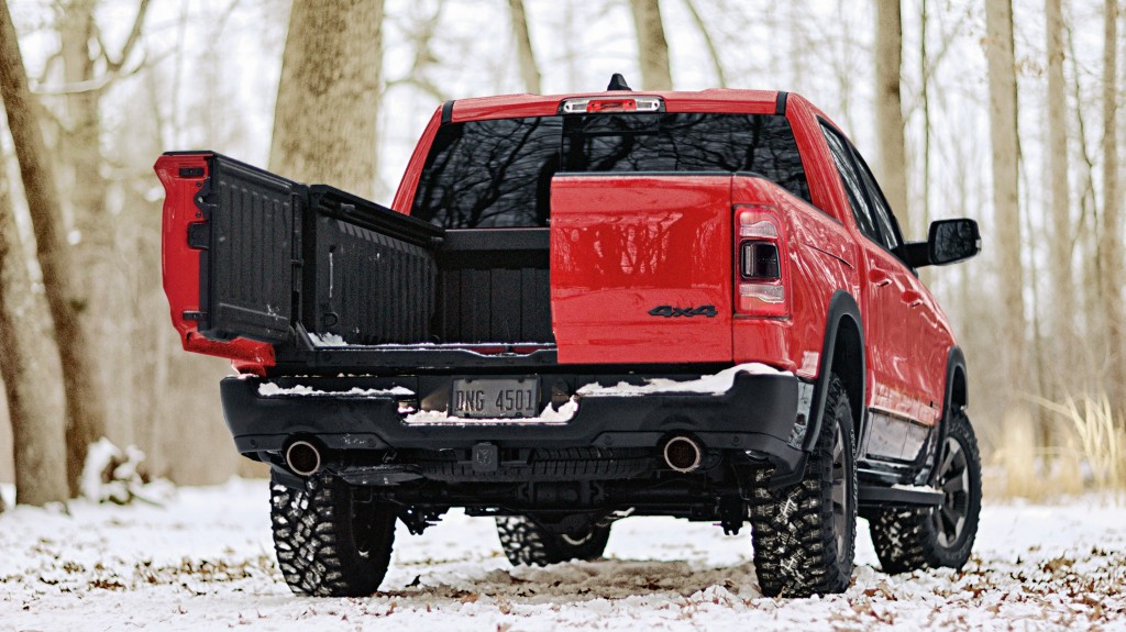 Unlike other multi-element tailgates, the Ram Multifunction Tailgate is trailer-friendly and does not require that the trailer and hitch be removed before opening. With a 907 kg (2,000 lb) load rating, Ram Multifunction Tailgate retains all of the traditional tailgate's capability.