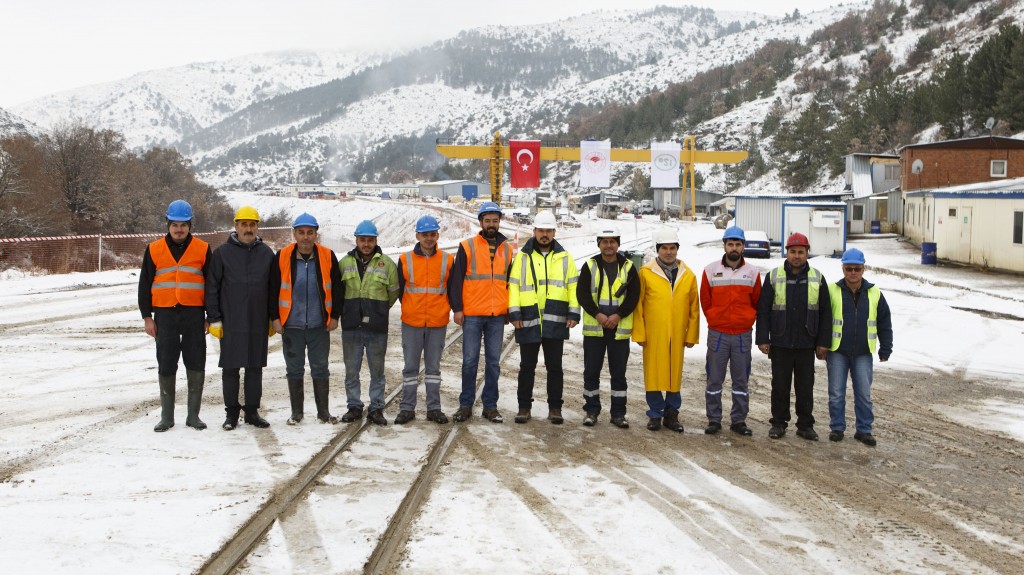 To achieve their recent breakthrough, the Kolin/Limak crew, including Barış Duman – Project Manager of Kolin – Limak JV (7th from left), had to guide the Crossover XRE TBM through multiple fault zones and withstand water pressures of up to 26 bar.