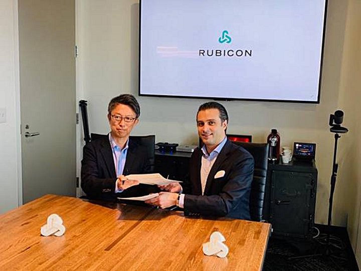 Executives from Odakyu Group and Rubicon Global sign the new technology partnership agreement.  From left: Masashi Hisatomi, Odakyu Group, and Renaud de Viel Castel, Senior Vice President of Global Expansion, Rubicon Global.