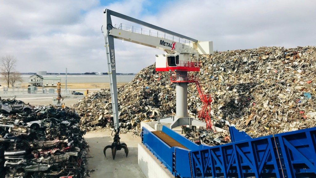 In feeding mode – at the startup of MetalX’s 500-hp mega-shredder in Delta, Ohio – a new 1000 Series E-Crane with over 100 feet of reach.