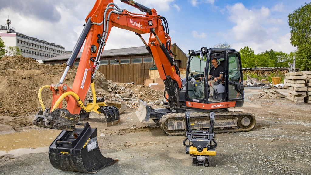 Engcon EC209 tiltrotator on an Kubota KX080