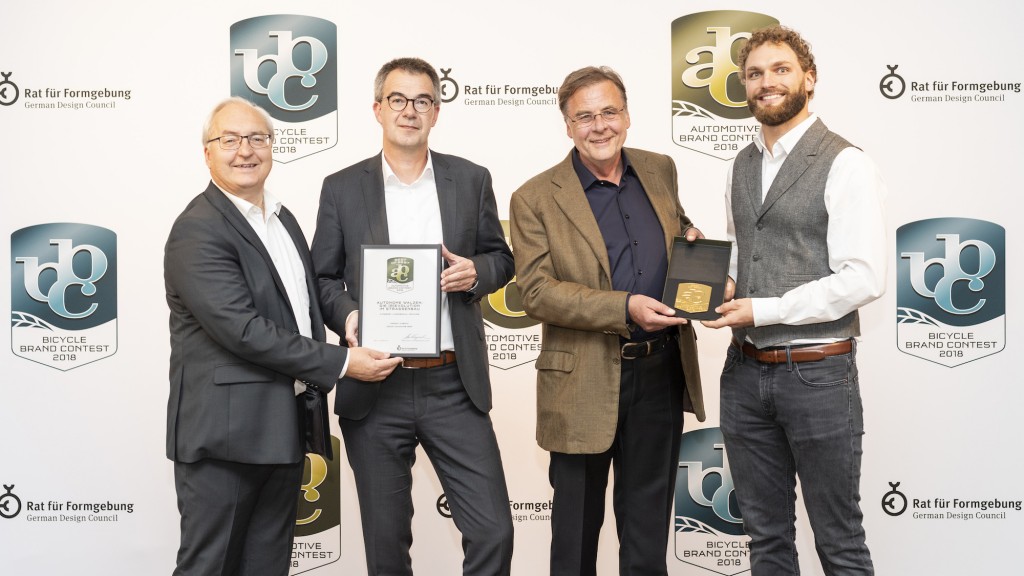 At the Automotive Brand Contest 2018 prize giving ceremony in Paris on 2 October during the “Mondial de l'Automobile” trade fair: Gottfried Beer, Dr. Axel Römer (both HAMM), Ulrich Ewringmann, Julius Renz (both Dialogform).