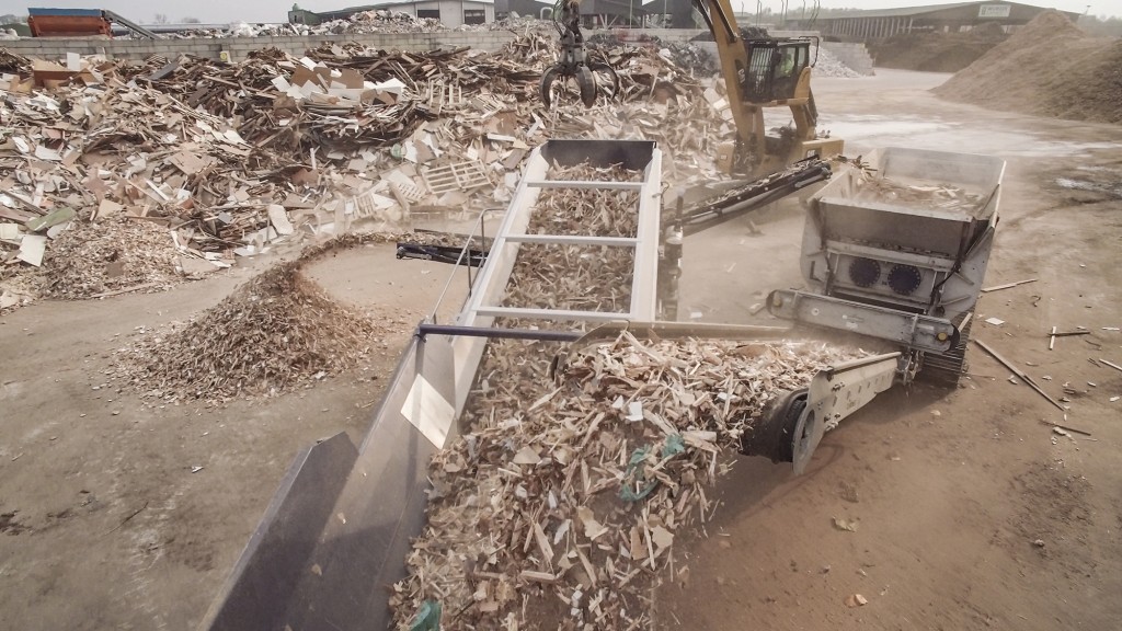 With their highly productive processing technologies, Lindner aims to transform waste wood into a profitable fuel.