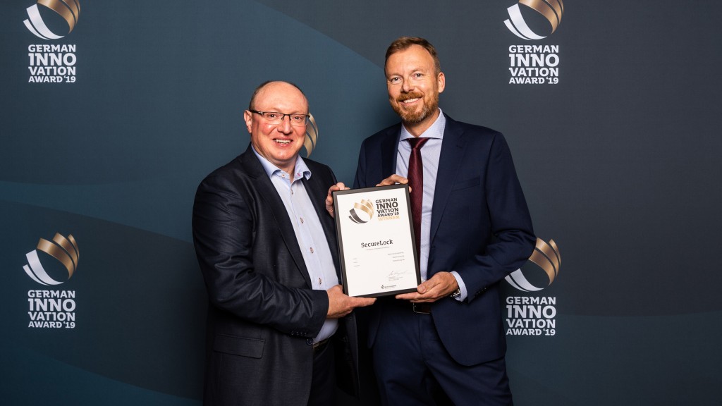 Wolfgang Vogl, CEO Rototilt GmbH and Pär Olofsson, Technical Design Engineer at Rototilt Group was in Berlin and received the award.