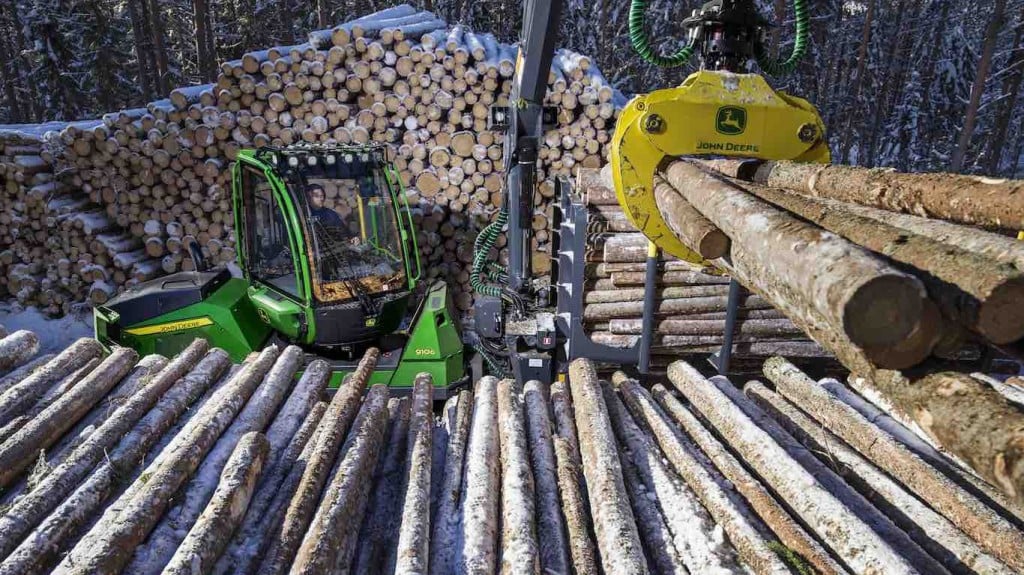 forestry machine with logs