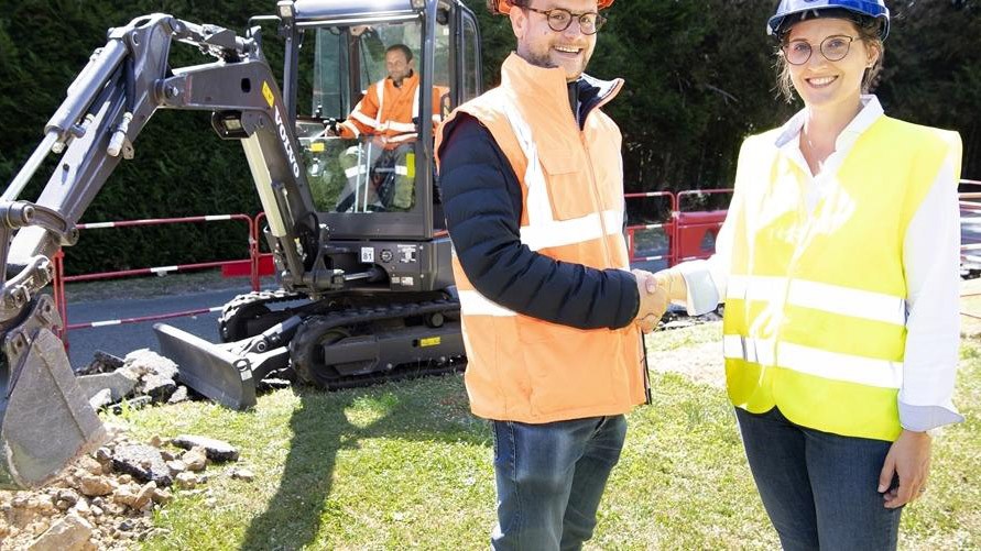First Volvo electric compact excavator arrives at customer site