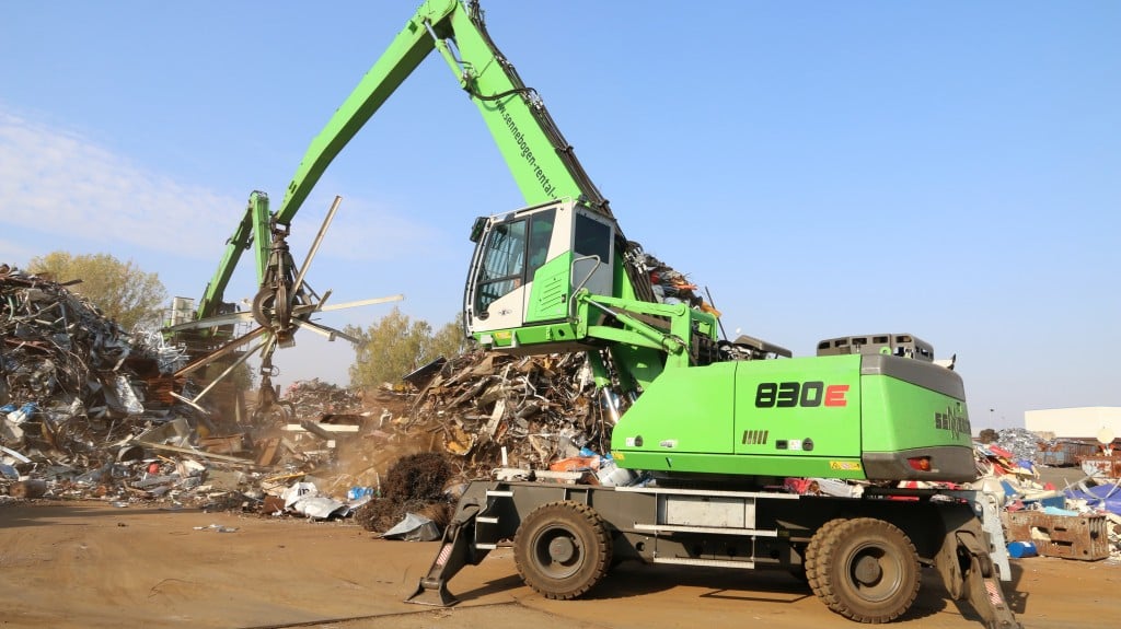 The 830 E mobile material handler complements the stationary unit at the center of Scholz’ scrap yard in Zwickau.