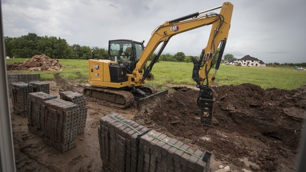 Offering big performance features in a mini excavator, the new Cat 306 CR delivers class-leading lift performance of up to 7,839 lb (3 555 kg) at a 9.8-ft (3-m) radius.