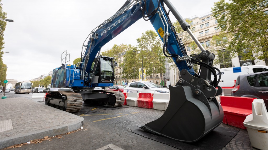 The 60,000th R 922 was on show on the world's most beautiful avenue, the Champs Elysées, in Paris, for two days.