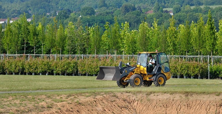 The L25 Electric working at Leick Baumschulen tree farm.