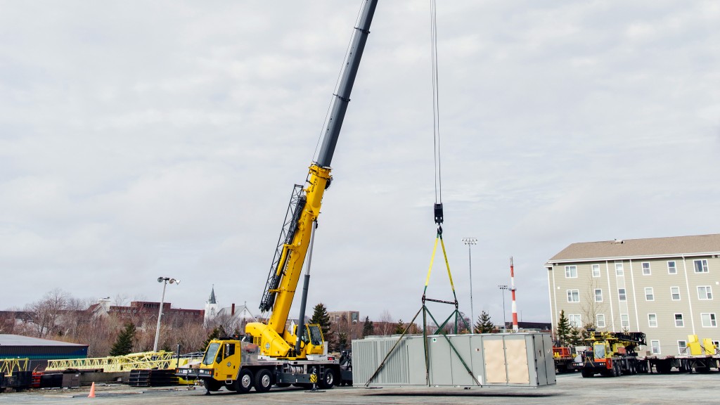 Manitowoc crane in action