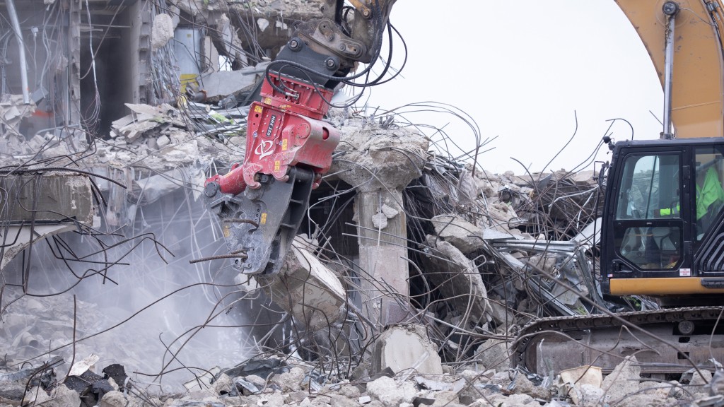 Multi-Jaw Demolition Tool (MRX)) attachment in action