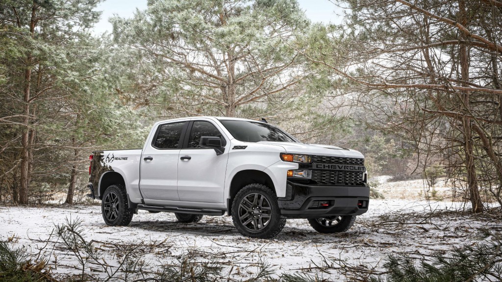 Chevrolet Silverado Realtree Edition features camo graphics