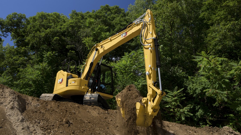 Cat 313 excavator moving dirt