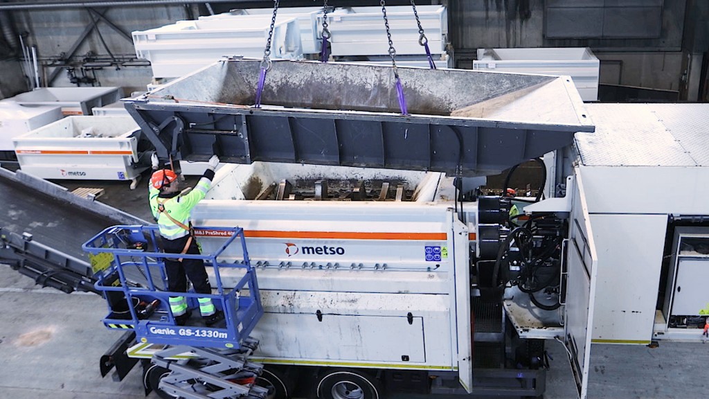 Watch the VIDEO: Replacing a shredder cutting table in less than 100 minutes
