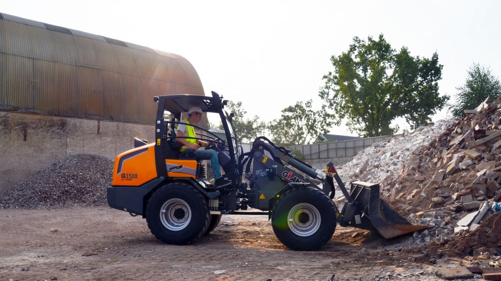 TOBROCO-GIANT G3500 X-TRA compact track loader lifting rubble