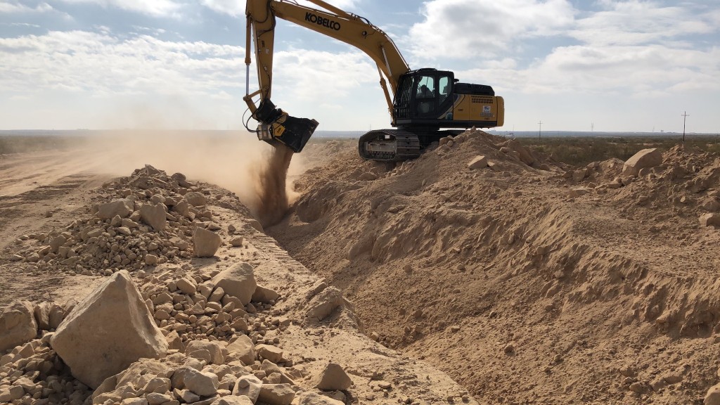 The MB-HDS shafts screener processing soil and rocks in the USA.