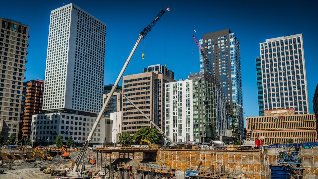Garco Construction operates Link-Belt cranes around the clock in Seattle