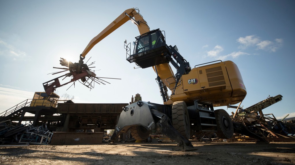 CAT MH3040 material handler with sun and shredder