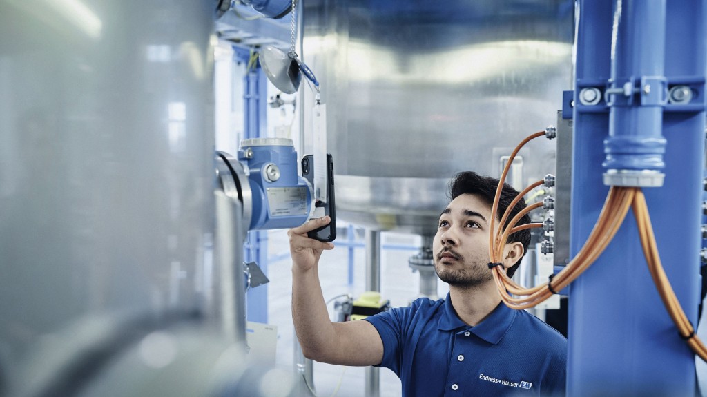 endress Hauser worker using a tablet in facility endress Hauser worker using a tablet in facility