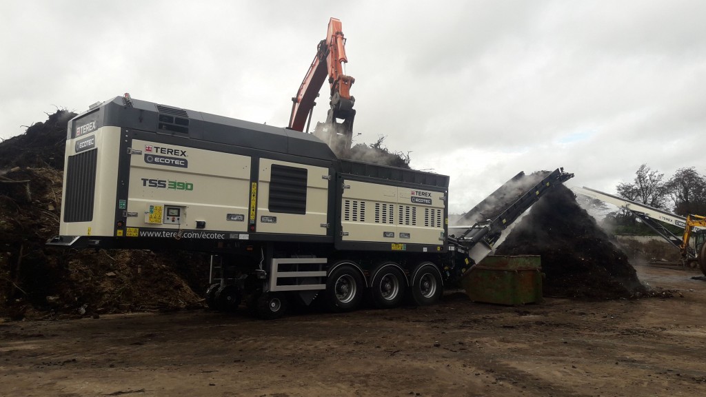 Terex Ecotec TSS 390 single shaft shredder at work