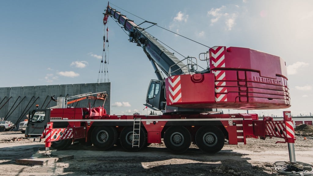 Leibherr LTM 1250-5.1 mobile crane in action