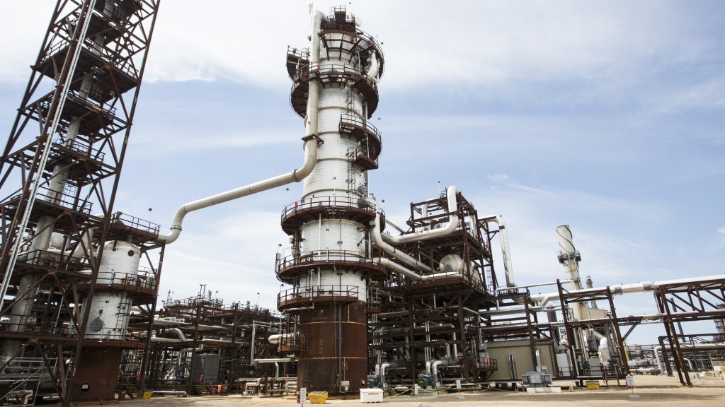 Quest CCS facility - CO2 stripper in forefront Quest CCS facility - CO2 stripper in forefront