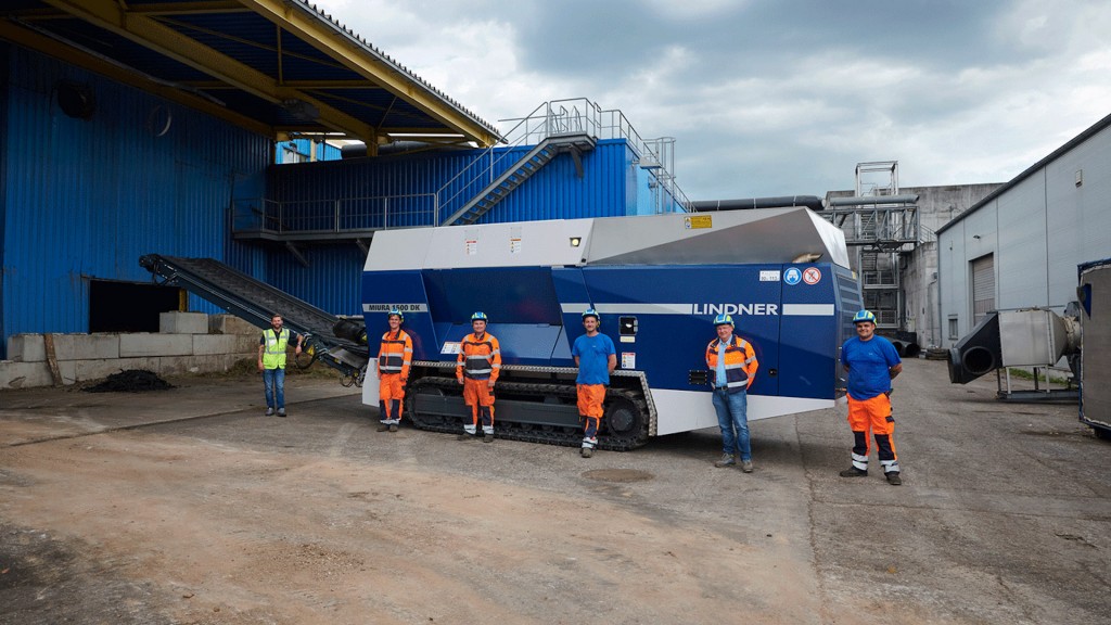 workers standing in front of a Lindner Miura 1500