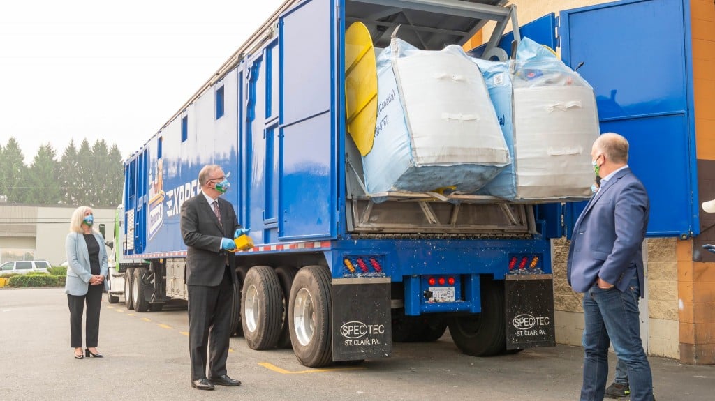 Return-It first in Canada to deploy CNG hybrid-electric compaction truck for recyclables hauling