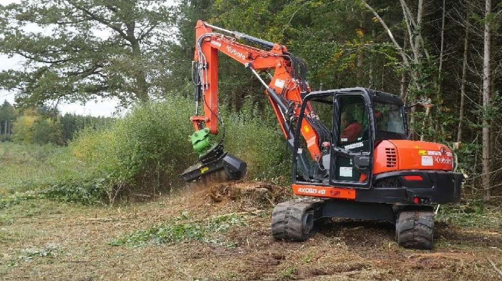 While PRINOTH is known for its crawler carriers, it also manufactures a wide range of mulching equipment and carriers, such as the latest excavator attachment, the M450e-1090.