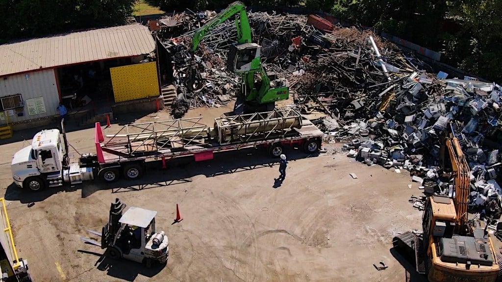 sennebogen 821 in operation in a scrap yard