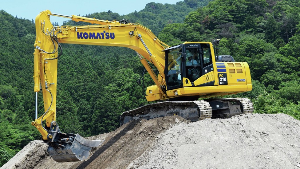 Komatsu’s PC210LCi-11 excavator in operaton on a hill