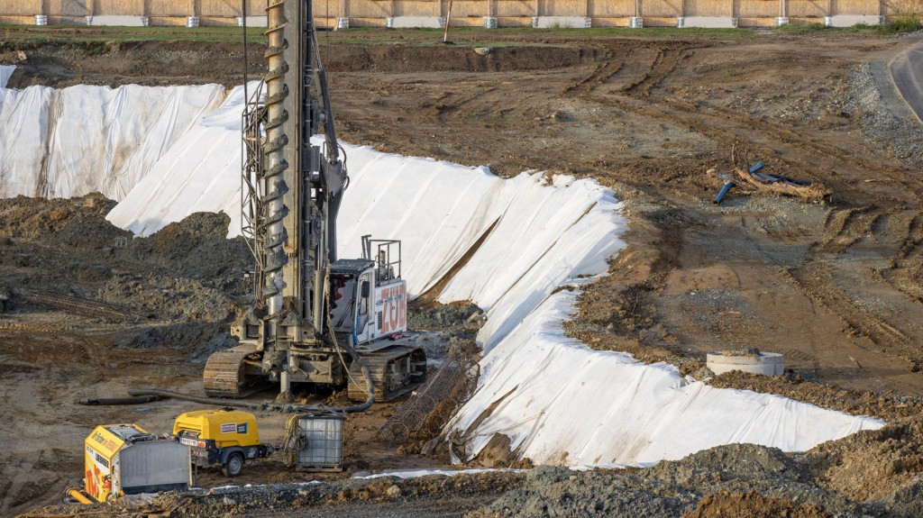 The LB 28 and the Liebherr concrete pump type THS 110 at work