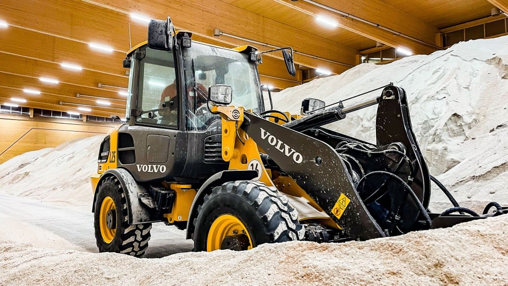Volvo CE's first electric compact wheel loader provides eco-friendly city cleaning in Germany