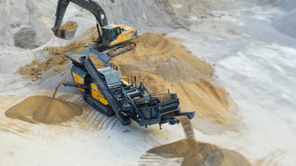 Rubble Master 120x crushing sand and gravel in a quarry Rubble Master 120x crushing sand and gravel in a quarry