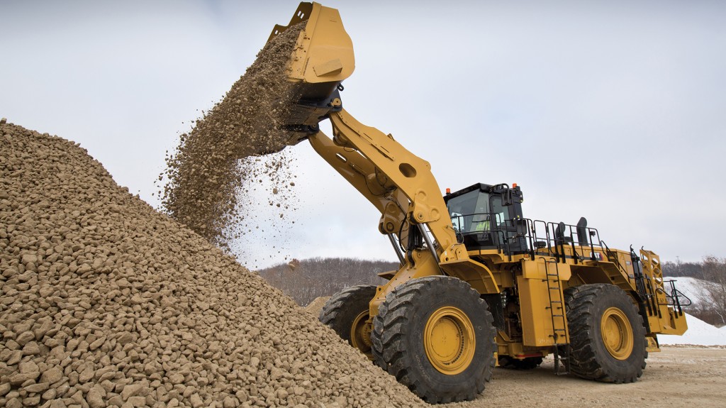 Cat 992 wheel loader lifting aggregates or sand