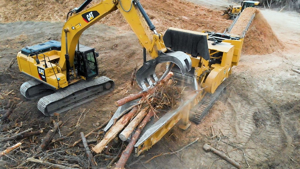 Horizontal grinder in action