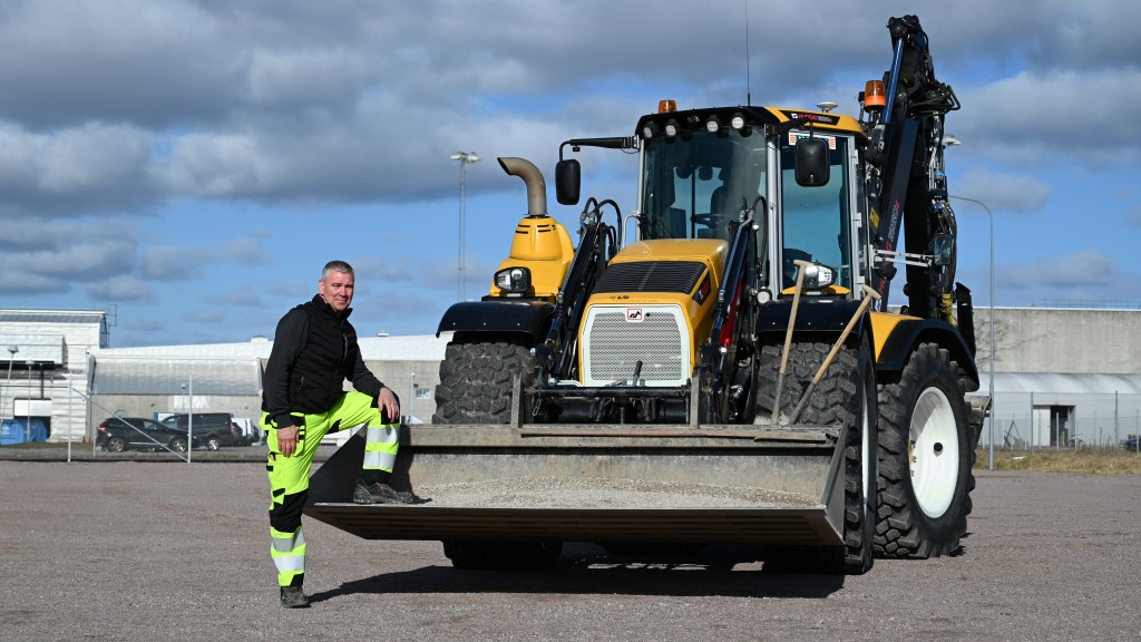 bengt thisner backhoe operator with peab was the first to us the new unicontrol solution in a huddig machine