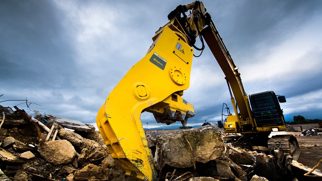 Epiroc concrete pulverizer crushes concrete on the ground