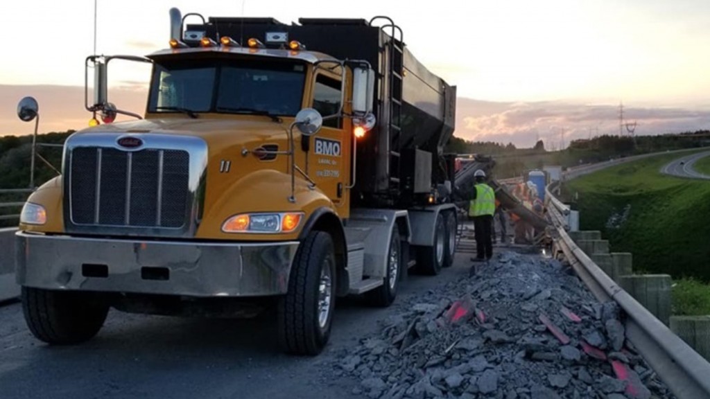 beton mobile quebec truck on a highway