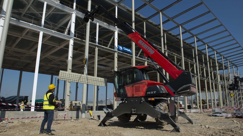 Manitou expands lift portfolio with new rotating and fixed telehandlers