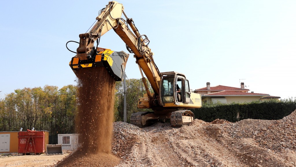 MB Crusher's HDS523 screener bucket.