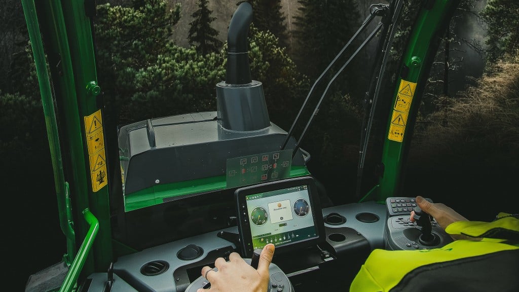 john-deere renias window in a G-series forestry harvester