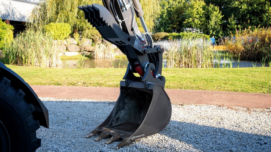 Mecalac hydraulic thumb increases material handling productivity